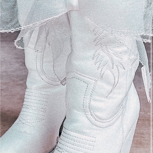 I do boots - Picture 3 of 3